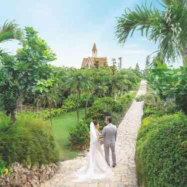 宮古島のラグジュアリーホテル内のプライベートガーデンに佇むラグジュアリーなチャペ