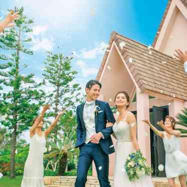 挙式後はゲストから祝福のフラワーシャワーを