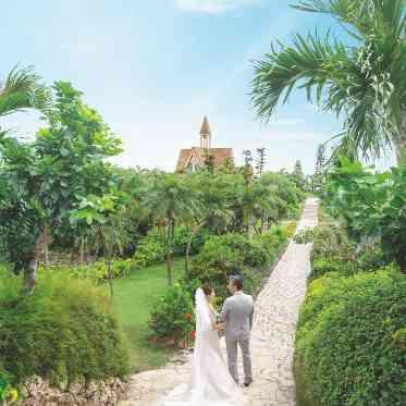 挙式後はビーチはもちろん、一年中美しい花々が彩るプライベートガーデンも