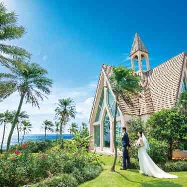 挙式後はビーチはもちろん、一年中美しい花々が彩るプライベートガーデンも