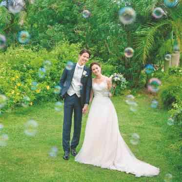 挙式後はビーチはもちろん、一年中美しい花々が彩るプライベートガーデンも