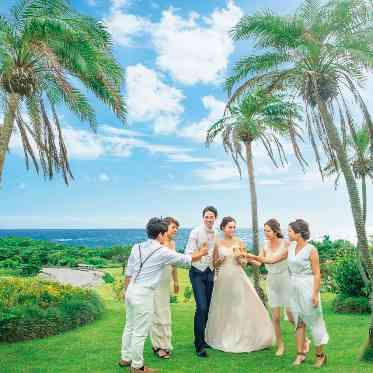 挙式後はビーチはもちろん、一年中美しい花々が彩るプライベートガーデンも