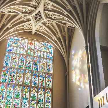 THE ABBEY CHURCH（アビー・チャーチ） 世界で1つのオリジナルデザイン。美しいステンドグラスがドラマティックな瞬間を演出