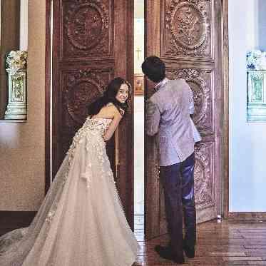 THE ABBEY CHURCH(アビー・チャーチ) 入場扉の前で膨らむ期待感と特別な時間を楽しんで