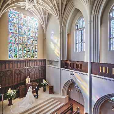 THE ABBEY CHURCH(アビー・チャーチ) 美しいステンドグラスの光の下叶えるドラマティックなセレモニー