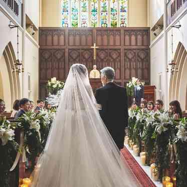 THE ABBEY CHURCH(アビー・チャーチ) 15メートルの長いバージンロードを歩きながら、お父様との思い出を振り返って