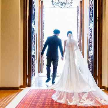 THE ABBEY CHURCH(アビー・チャーチ) 光に吸い込まれるような教会入場扉でのワンシーン