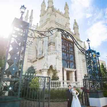 THE ABBEY CHURCH(アビー・チャーチ) 教会の外観を背景にした1枚はまさに圧巻