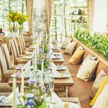 THE ABBEY CHURCH(アビー・チャーチ) 最先端のデザイナーがプロデュースするインテリア。ゲスト席に配置したソファーが人気