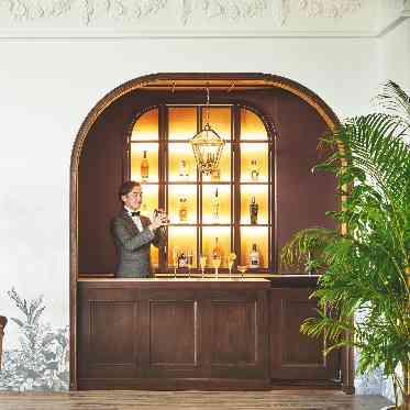 THE ABBEY CHURCH(アビー・チャーチ) 併設のバーカウンター、多彩なドリンクがゲストへのおもてなしに