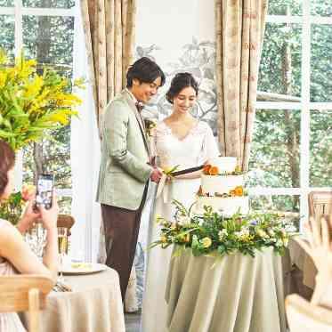 THE ABBEY CHURCH(アビー・チャーチ) 美しい緑と自然光を背景に華やかな演出シーンを