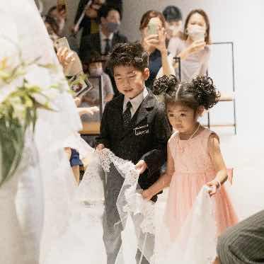 Apartment2c Wedding(アパートメントトゥーシーウェディング) 可愛らしいベールボーイ、ベールガールと共にご入場