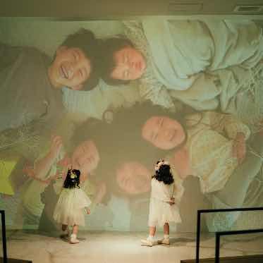 Apartment2c Wedding(アパートメントトゥーシーウェディング) 一面にプロフィールムービーを映し出せるオリジナル演出