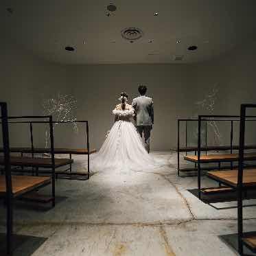 Apartment2c Wedding（アパートメントトゥーシーウェディング） 明かりを抑えてスタイリッシュなワンシーンも