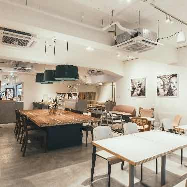 Apartment2c Wedding(アパートメントトゥーシーウェディング) パーティー会場となるカフェ。洗練されたおしゃれなスペースを当日はおふたり仕様に♪