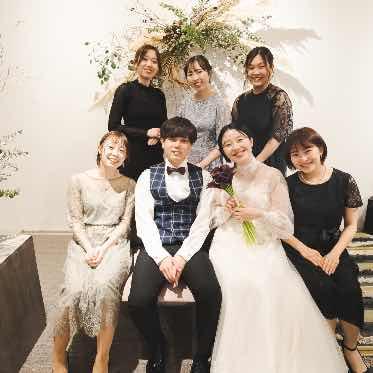 Apartment2c Wedding(アパートメントトゥーシーウェディング) メインテーブル前でゲストの皆さんと思い出の一枚