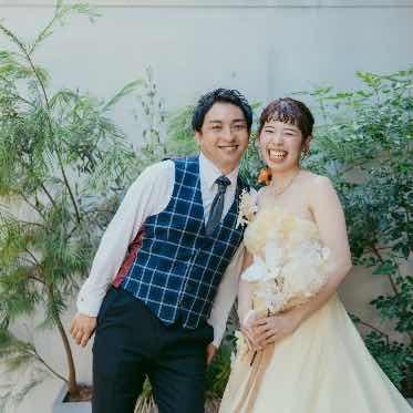 Apartment2c Wedding（アパートメントトゥーシーウェディング） エントランス横のグリーンを背景に