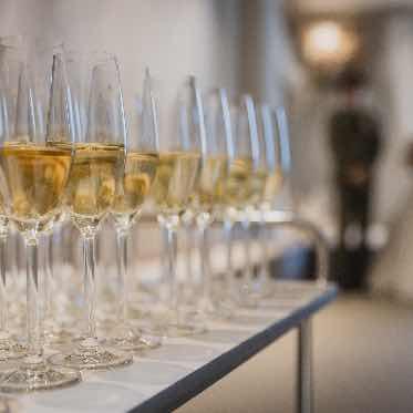 Apartment2c Wedding(アパートメントトゥーシーウェディング) 挙式後はチャペル前のホワイエでゲストの皆さんと乾杯を