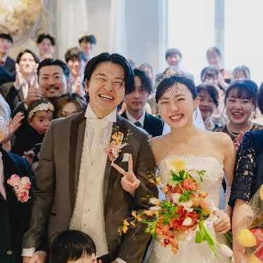 Apartment2c Wedding（アパートメントトゥーシーウェディング） 挙式後にゲストの皆さんと思い出に残る一枚を