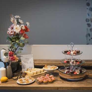 Apartment2c Wedding(アパートメントトゥーシーウェディング) 挙式前や挙式後に。ホワイエにフィンガーフードをご用意しておもてなし