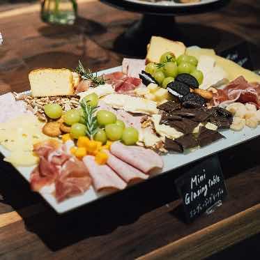 Apartment2c Wedding(アパートメントトゥーシーウェディング) お酒好きには嬉しい生ハムやチーズのグレイジングテーブル