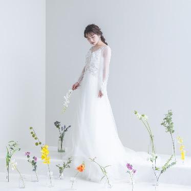 Apartment2c Wedding(アパートメントトゥーシーウェディング) 大ぶりのビジューレースがあしらわれた長袖スレンダードレス。