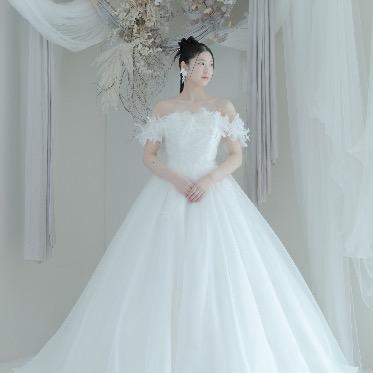 Apartment2c Wedding(アパートメントトゥーシーウェディング) ドロップショルダーのウェディングドレスでデコルテラインの華奢見えが叶う