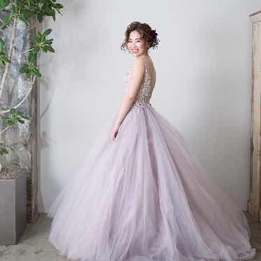 Apartment2c Wedding(アパートメントトゥーシーウェディング) ビンテージビジューをふんだんにあしらったラベンダーピンクのカラードレス。