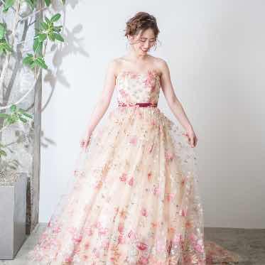 Apartment2c Wedding(アパートメントトゥーシーウェディング) 珍しいベージュベースのカラードレス。ボタニカルレースがありそうでない可愛さ