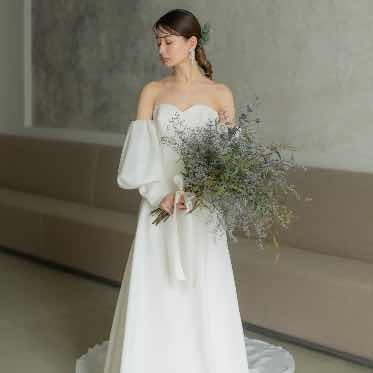Apartment2c Wedding(アパートメントトゥーシーウェディング) とろみのある生地感のスレンダーラインドレス。パフスリーブがアクセント。