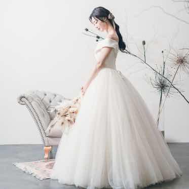 Apartment2c Wedding(アパートメントトゥーシーウェディング) "ANJERI"の本格ドレス。スタイルアップが叶う、シルエットの美しいドレスです