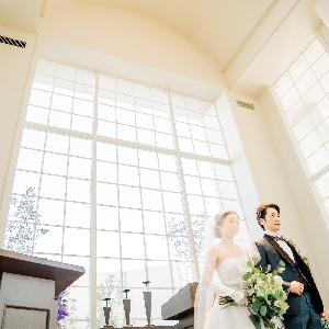 マリエール ガーデン バーベナ (Marriyell Garden Verbena) 天井まで届く窓から差し込む柔らかな自然光が入り込むシャトー。