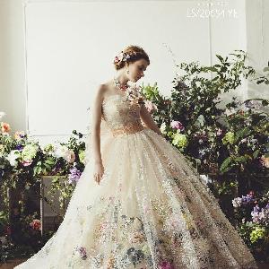 マリエール ガーデン バーベナ (Marriyell Garden Verbena) ドレスに装飾されたお花が印象的。