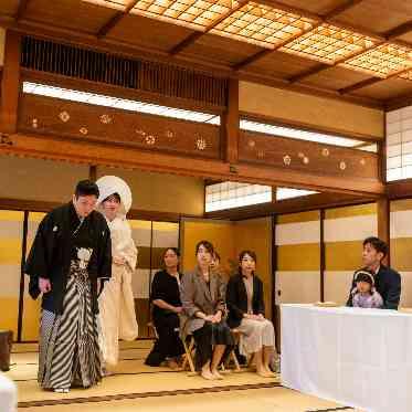 ゲストに見守られながら、神前式の始まりです。