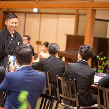 八勝館 新婦様より一足先に新郎様のご入場。
祝福の拍手に包まれます。