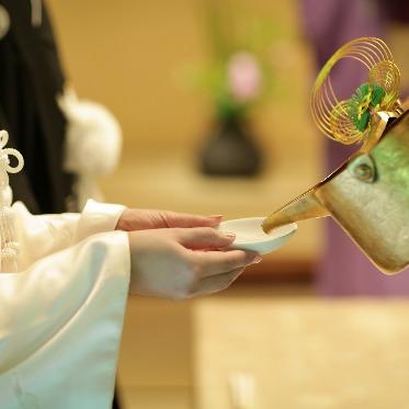 八勝館 三々九度。厳かな雰囲気の中雄蝶雌蝶の意匠にのっとり人前式が行われます。