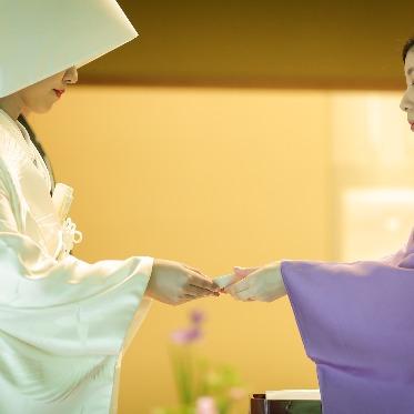 八勝館 新婦様の盃を取るしぐさがとても美しく、写真におさめてもらいたい瞬間。