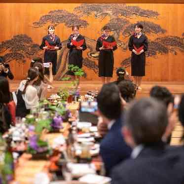 八勝館 【大広間】舞台にてご友人による余興