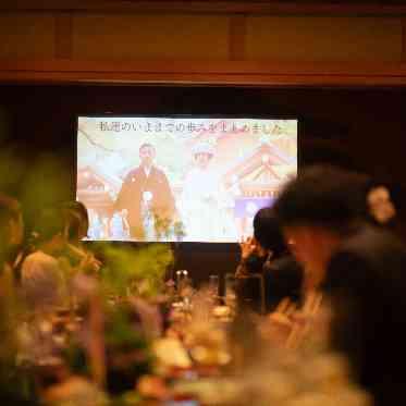 舞台の前にスクリーンんを設置することも可能です