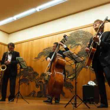 八勝館 【大広間】舞台にて音楽の演奏