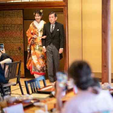 新婦様、お父様との入場です。
エスコートチェンジの感動の場面の直前です。