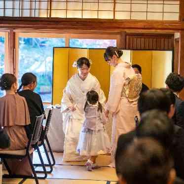 かわいい姪っ子様とのシーンです。
靴を脱いでリラックスできるのが畳の良いとこです