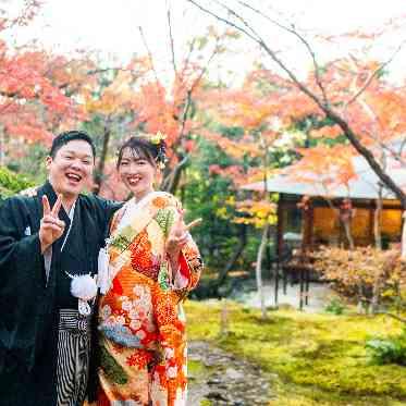 八勝館の秋の風景をバックに
ピースしてくださいました。