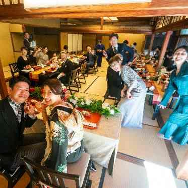 アッとホームな雰囲気も似合います。
宴の中にも厳かな瞬間も、にぎやかな瞬間も。