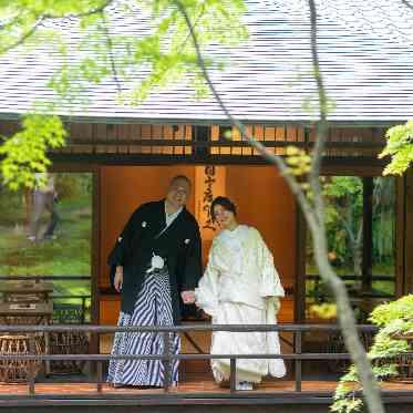 八勝館 御幸の間の観月台では写真撮影や、宴の間の談笑などお愉しみいただけます。