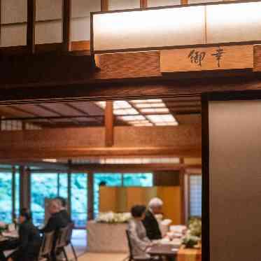 八勝館 御幸の間の入口。
お二人の入場前の様子。
こちらの襖からご入場いただきます。