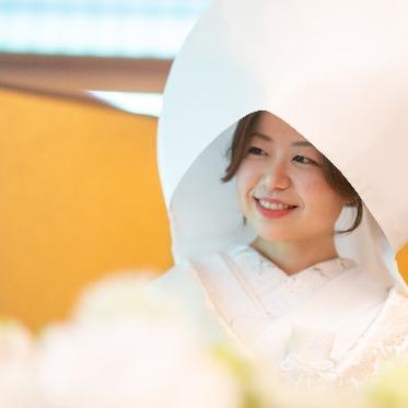 八勝館 御幸の間での挙式のシーン。
優しい光が白無垢を引き立てます。