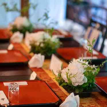 八勝館 提携のお花屋さんの装花。
お二人に合わせたお花をご提案くださいます。