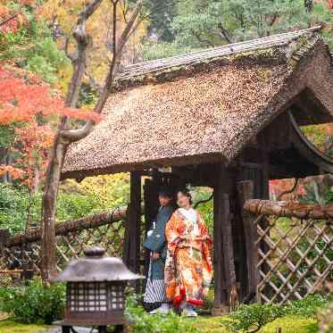 八勝館 秋の八勝館は紅葉がとても美しくオレンジから赤色まで鮮やかに輝きます。