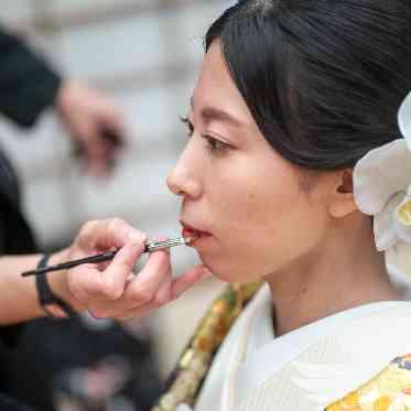 八勝館 お控え室での美粧 紅差しの美し瞬間